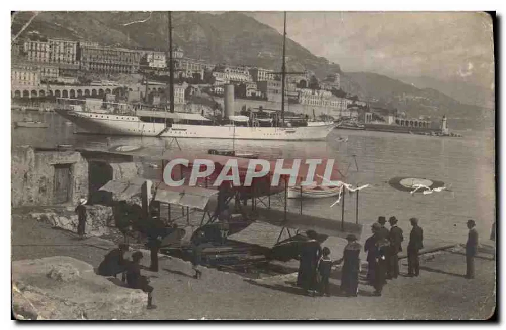 Port de la ville — vue du port avec un grand navire à voile et un avion à ailes fixes sur un ponton — éditeur CARTE POSTALE - Recto