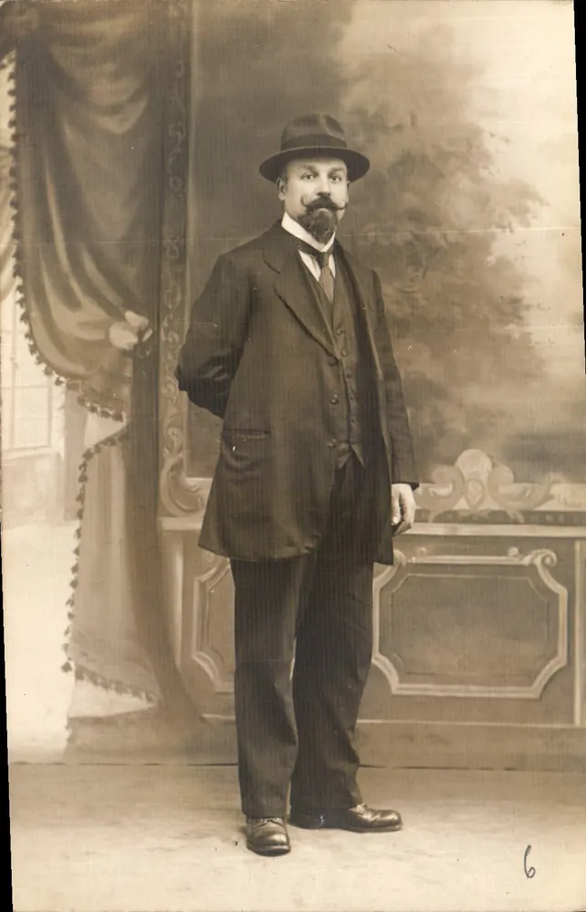 Retrato de um homem com traje — estúdio — editor desconhecido, n°6 - Frente