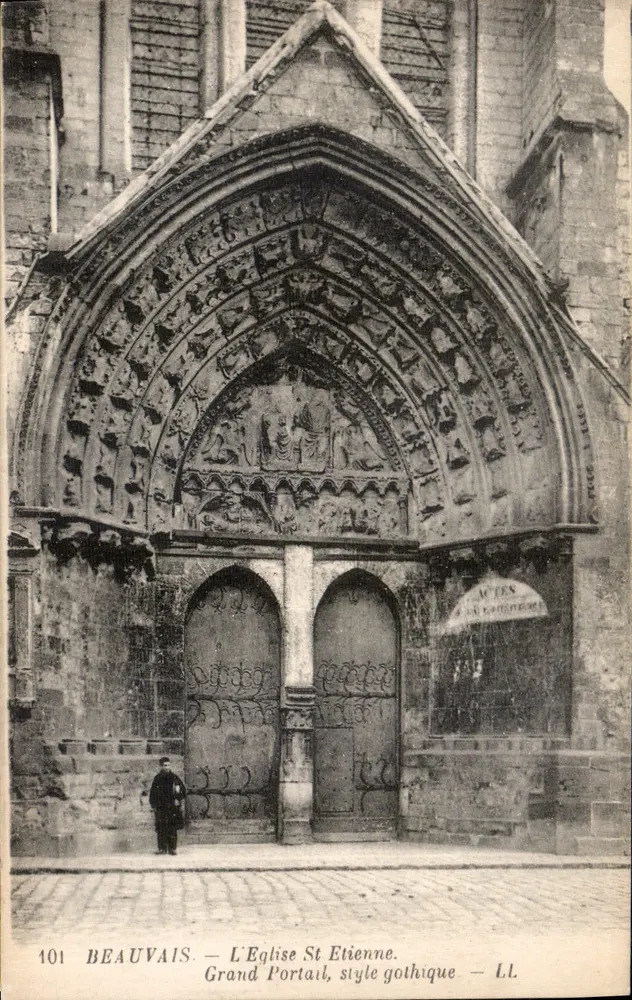 Beauvais — A Igreja de São Etienne. Grande Portão, estilo gótico — LL - Frente
