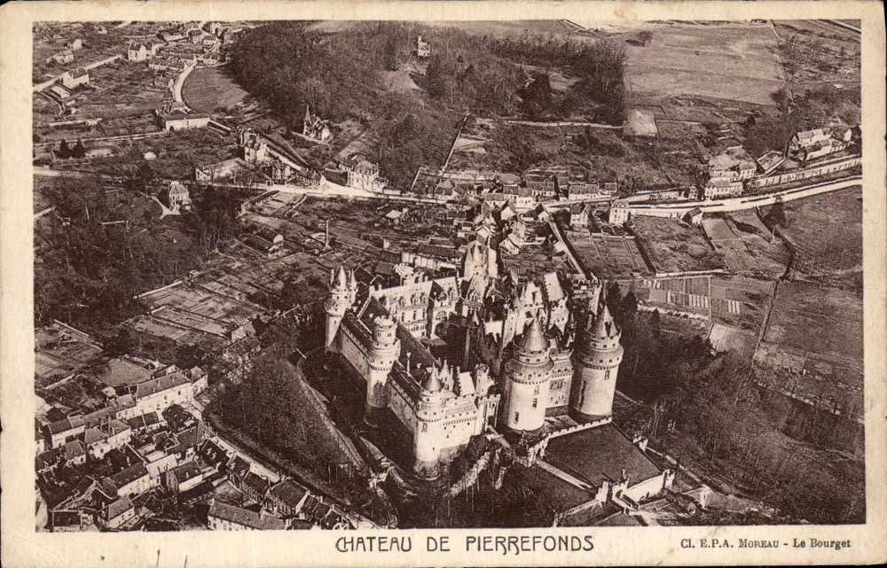 Castelo de Pierrefonds — vista aérea — Cl. E.P.A. Moreau - Le Bourget - Frente
