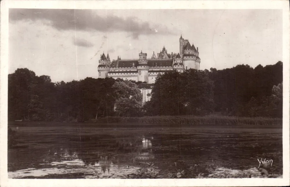 Castelo de Pierrefonds — Vista Geral tirada do Lago — Edição de Arte YVON - Frente