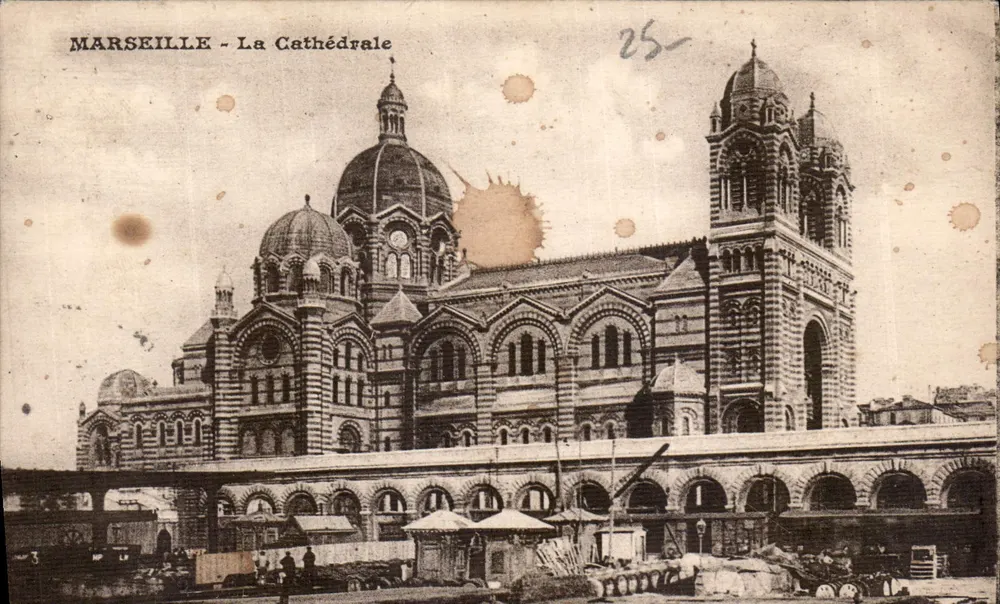 Marseille - A Catedral — vista do edifício com seu domo e torre, editor desconhecido, n° de série 25 - Frente