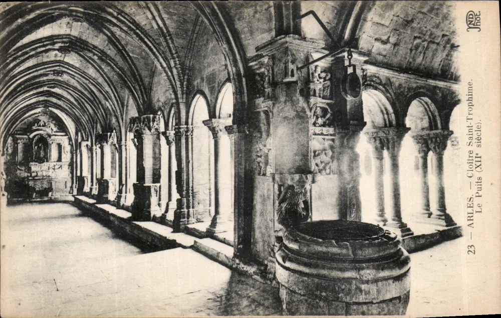 Arles — Cloître Saint-Trophime. O Poço (século XII). — Editor: P. R. P. (n° 23) - Frente