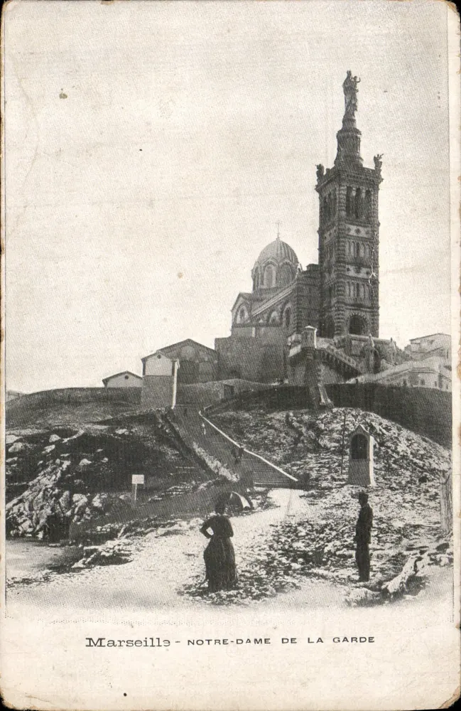 Marselha - Nossa Senhora da Guarda — vista da basílica e da estátua da Virgem - Frente