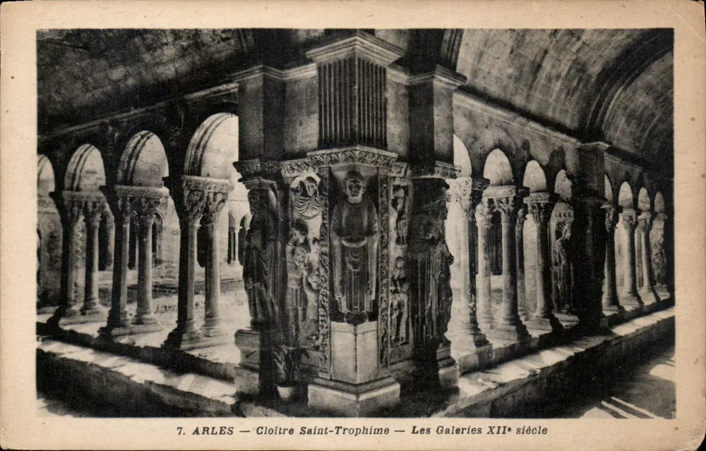 Arles — Klooster van Saint-Trophime — De Galerijen van de 12e eeuw - Voorkant