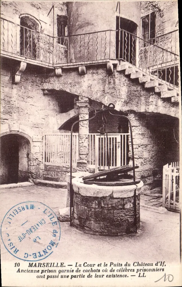 Marselha — A Cour e o Poço do Castelo de If — Antiga prisão equipada com celas onde famosos presos passaram parte de sua vida — LL - Frente