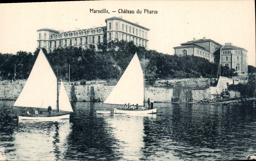 Marseille — Castelo do Pharo — vista do porto com barcos a vela - Frente