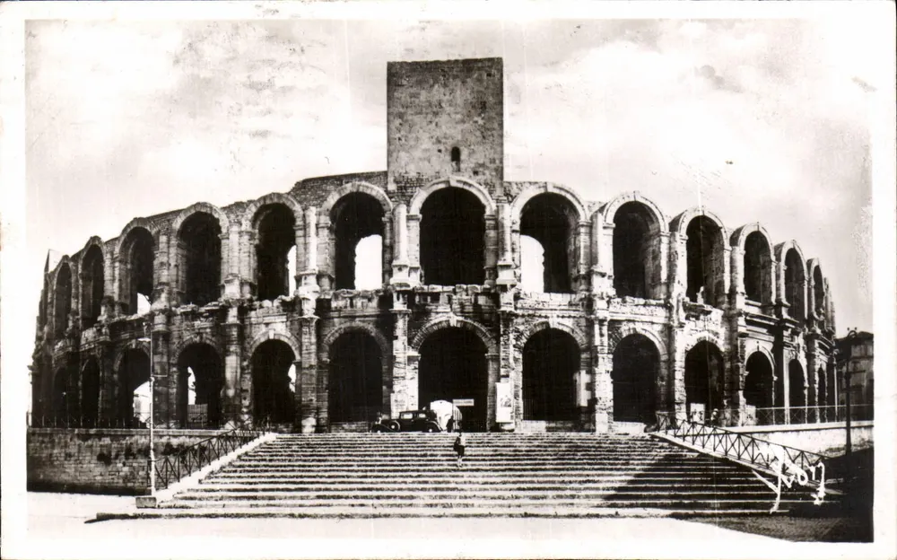 Le Arène d'Arles — vista del monumento antico con automobile d'epoca — Edizioni d'Arte 'WON' - Recto