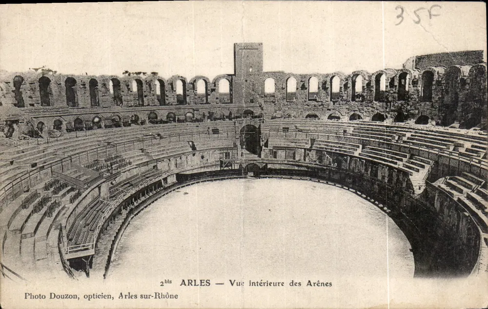Arles — Vue intérieure des Arènes — Photo Douzon, opticien, Arles-sur-Rhône - Frente
