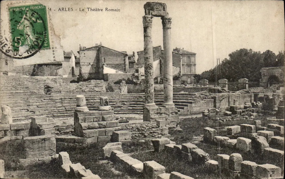 Arles - O Teatro Romano — vista das ruínas com colunas e gradis — editor não identificado, n° de série 14 - Frente