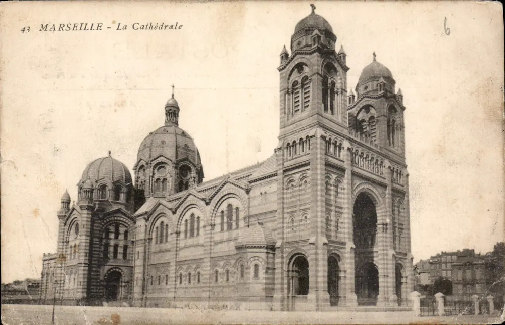 Marseille - A Catedral — vista do edifício religioso — série 43 - Frente