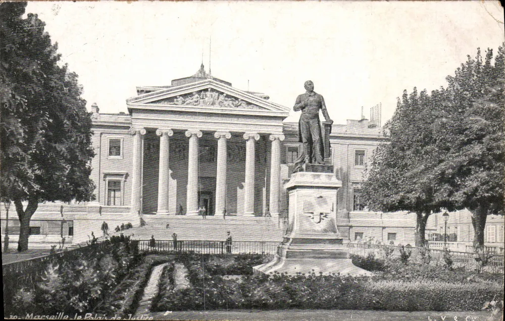 Marseille - o Palácio de Justiça — estátua diante do edifício — L.V. & Cie - Frente