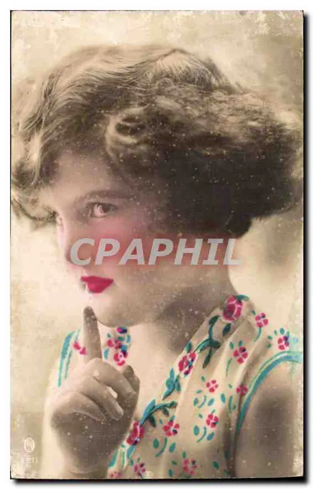 Jovem mulher — dedo na boca — editor C. LENH - Frente