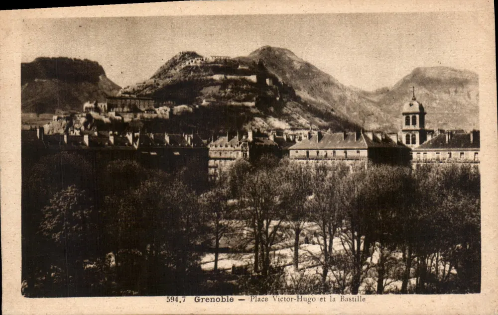 Grenoble — Place Victor-Hugo et la Bastille — Carte postale n°594.7 - Recto