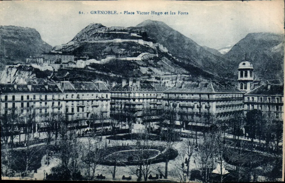 Grenoble — Place Victor Hugo und die Festungen - Vorderseite