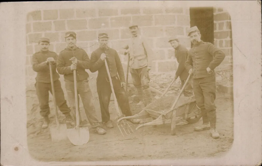 Soldados em canteiro de obras — construção de muro em blocos — editor B. Guillermont, Paris - Frente