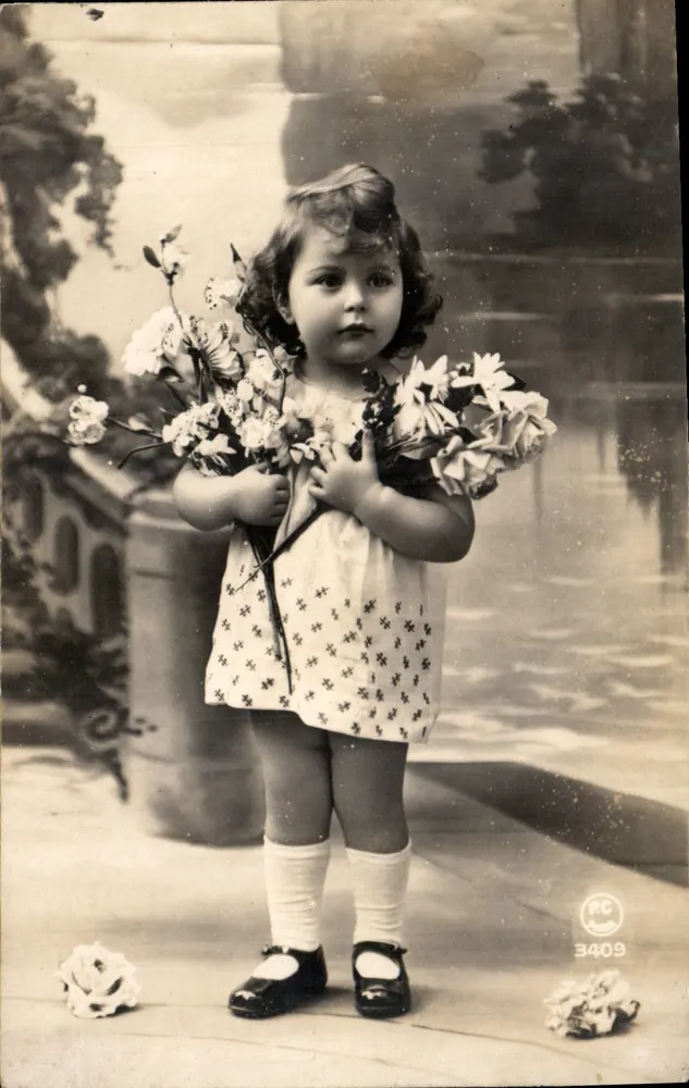 Petite fille avec bouquet — RC 3409 — RC Paris - Frente