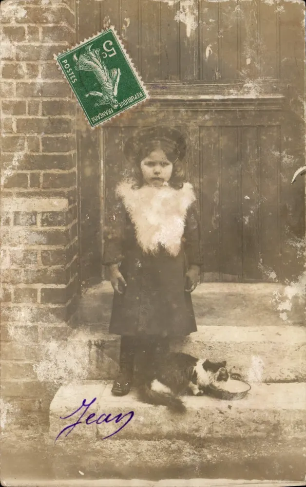 Menina com gato — diante de porta de madeira — editor desconhecido, número de série não visível - Frente
