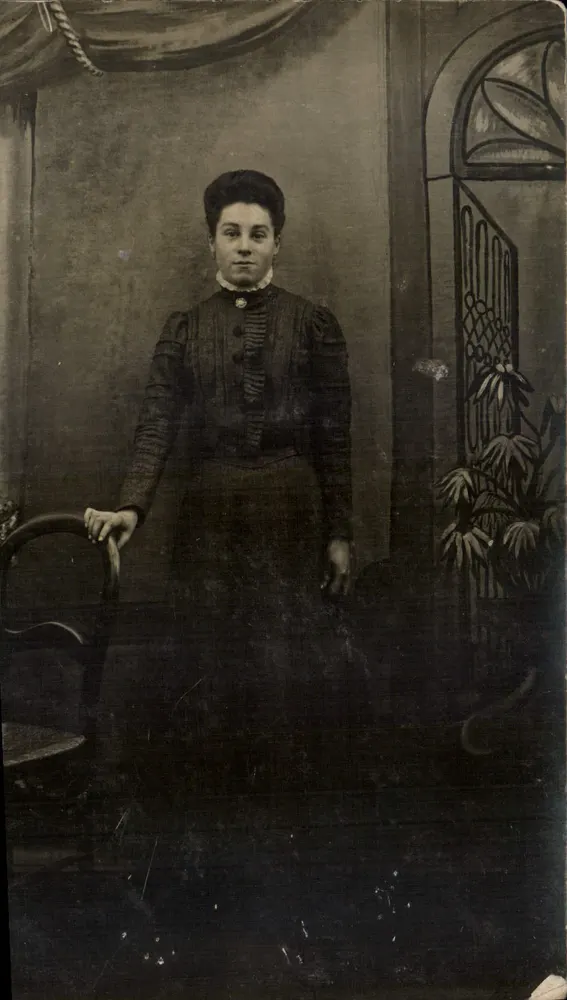 Retrato de uma mulher — estúdio — datado por volta de 1910 - Frente