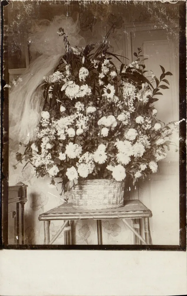 Arranjo de flores — em um cesto de vime — sobre uma mesa — editor desconhecido - Frente