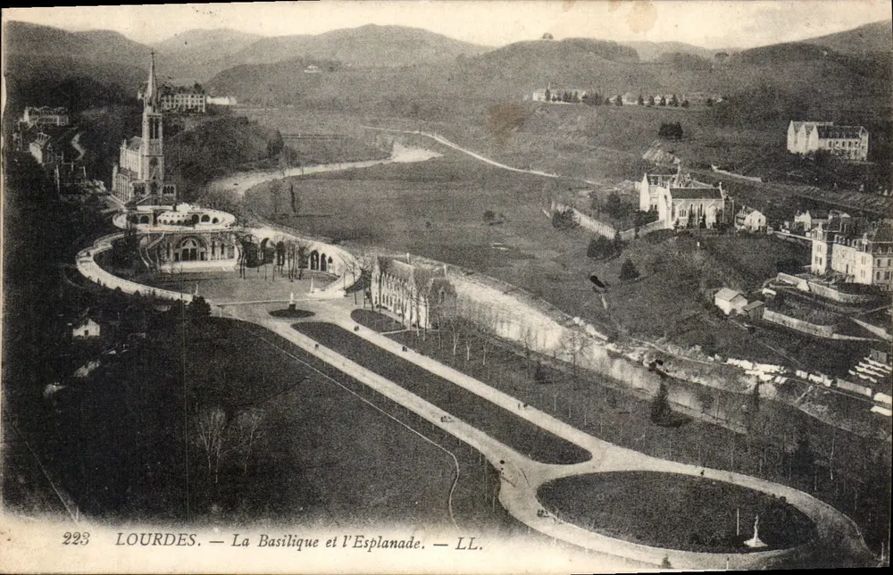 Lourdes — A Basílica e a Esplanada — LL. - Frente