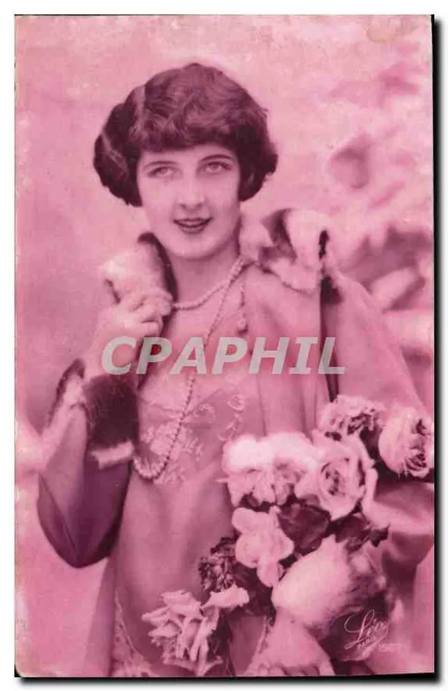 Jovem mulher com capa de pele — com buquê de rosas — editada por Léon, Paris - Frente