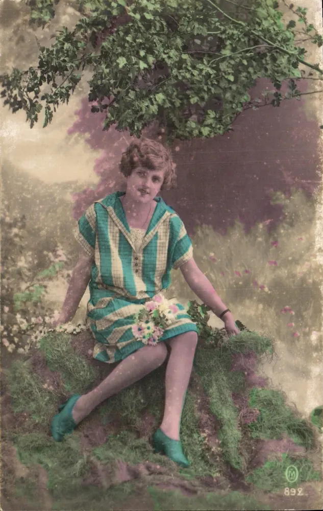 Jovem mulher em vestido de quadros — cena de jardim — editor anônimo, n° 892 - Frente