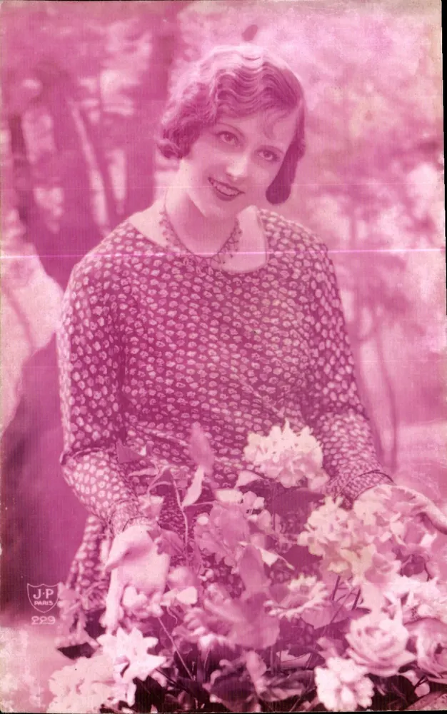 Jovem mulher com buquê de flores — J.P. PARIS 229 - Frente