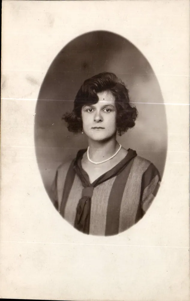 Retrato de uma mulher — época 1920 — C. CAMPION, Rouen - Frente