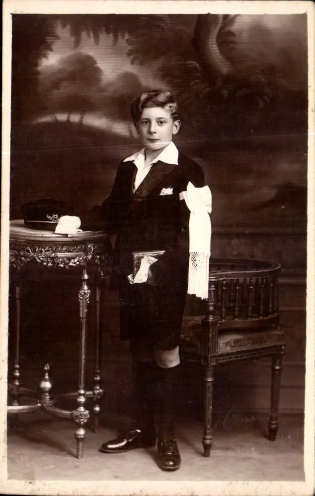 Retrato de um jovem rapaz — traje formal com lenço branco — estúdio fotográfico - Frente