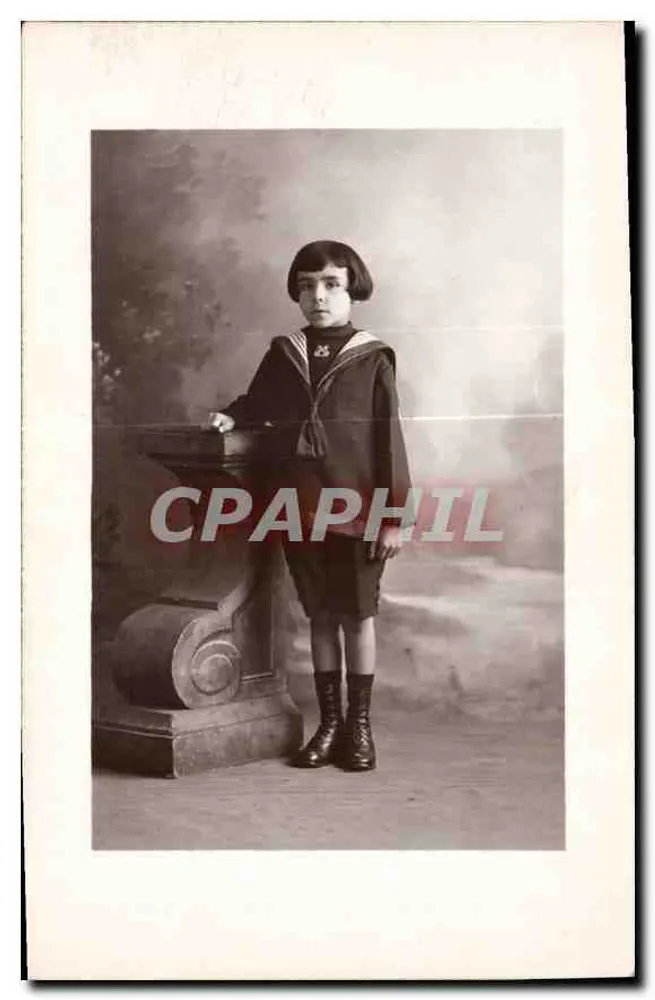 Criança em uniforme marítimo — estúdio fotográfico — sem editor ou número visível - Frente
