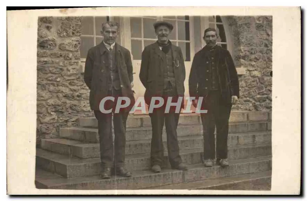 Três homens diante de um prédio de pedra — editor não identificado - Frente