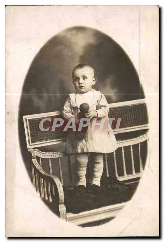 Bebê em um banco — Fotografia de arte — Ricklin, Chalon-sur-Saône - Frente