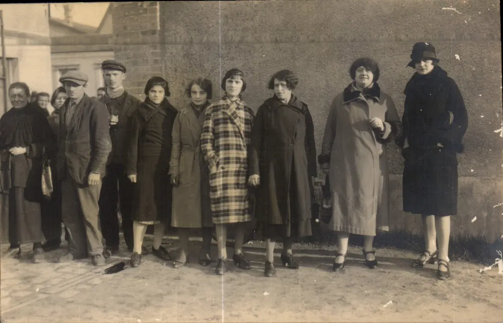 Grupo de pessoas — rua de Reims — H. BOULLANGEZ Fils, 22 Rue de Berru, REIMS - Frente