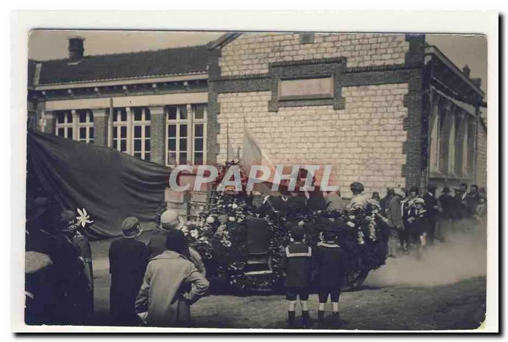 Trauerzeremonie — Prozession mit dekoriertem Leichenwagen — vor Schulgebäude - Vorderseite