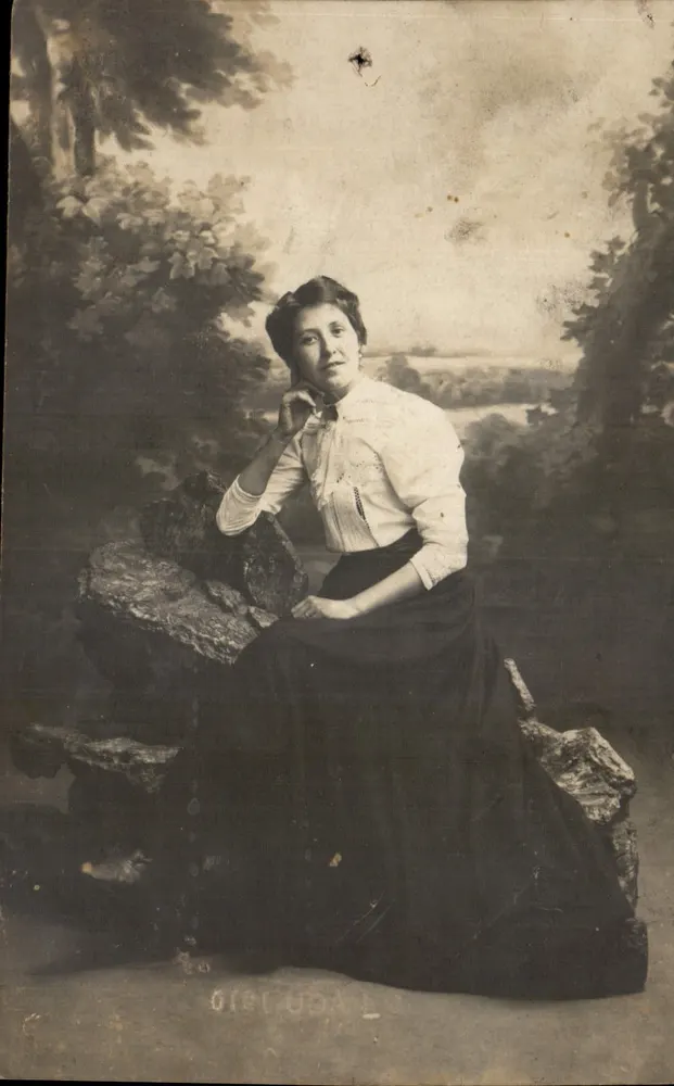 Mulher sentada sobre rochedos — paisagem pintada — Fotógrafo LOUIS LOOS (Nord) - Frente