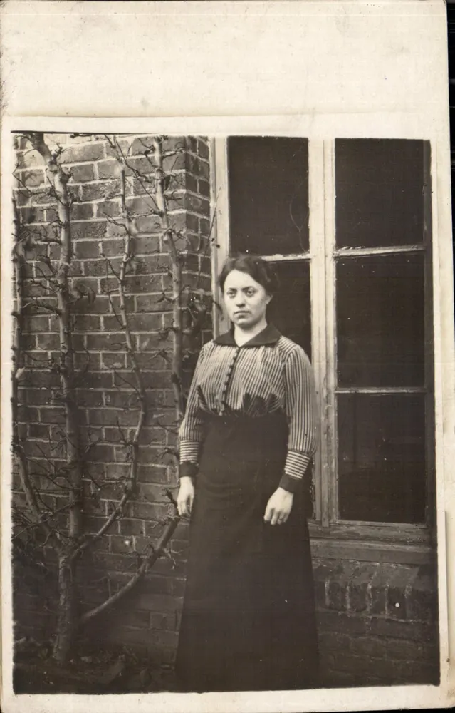 Mulher diante de uma janela — foto de exterior — sem editor ou número visível - Frente