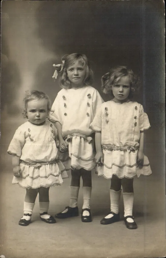 Drie jonge meisjes — fotostudio — Le Grand Quillie - Voorkant