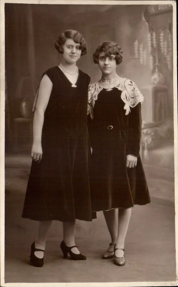 Duas jovens — estúdio fotográfico — Pafournoux & Cazautets, Montceau-les-Mines - Frente