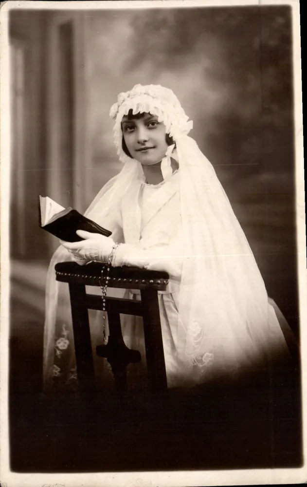 Junge Frau in religiöser Kleidung — Portraitstudio — RICELIN, Cildon - Vorderseite