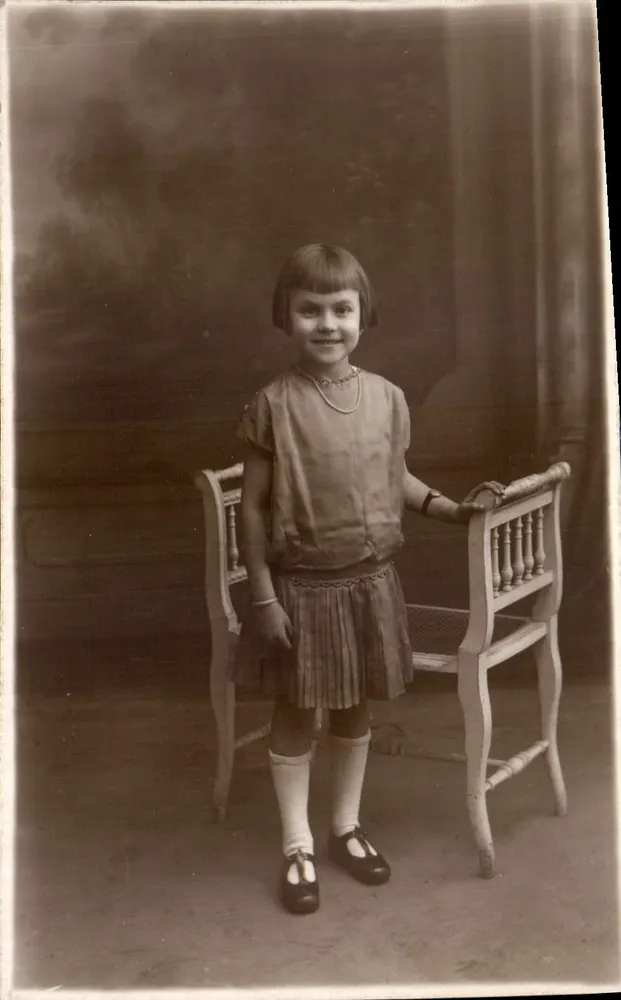 Menina sorridente — estúdio fotográfico — Excelsior-Photo, Paris - Frente