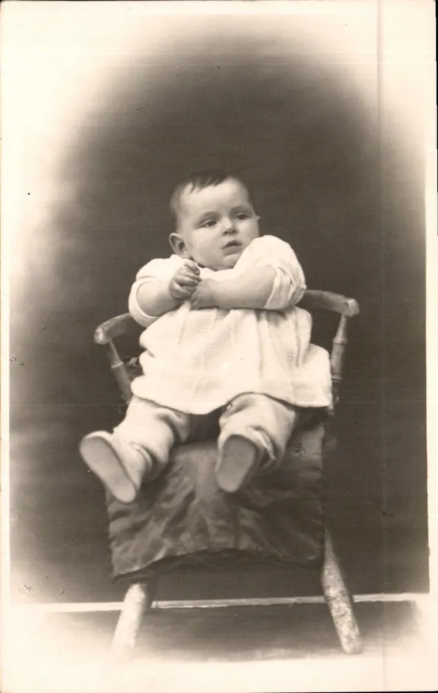 Bebê em um cadeirão — retrato de estúdio — n° 1174P8 - Frente