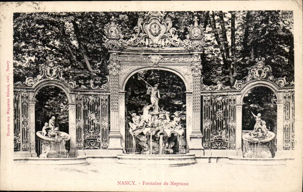 NANCY - Fontaine de Neptune — Maison des Magasins Réunis, Nancy - Frente