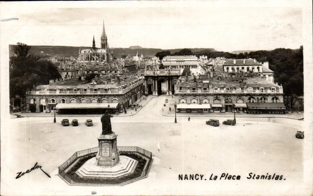 NANCY. A Place Stanislas — vista panorâmica com estátua central e arco triunfal — editor Roeder, n° de série não visível - Frente