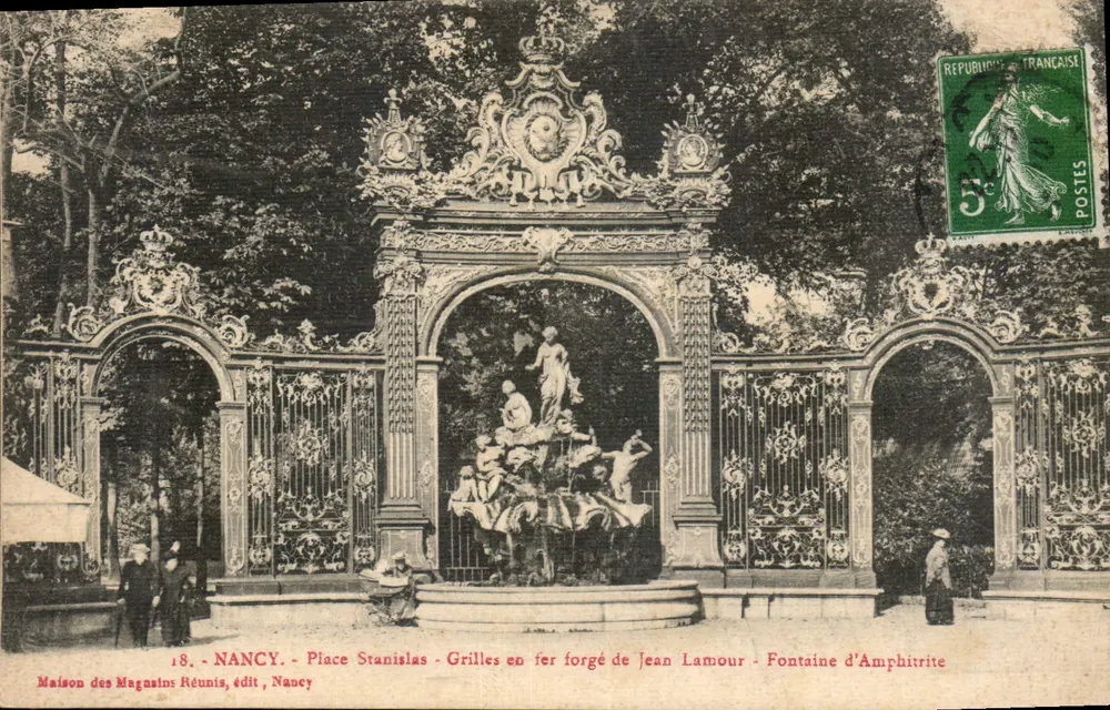 Platz Stanislas - Fontäne Amphitrite - Eisenwerk-Gitter von Jean Lamour - Maison des Magasins Réunis, Nancy - Vorderseite