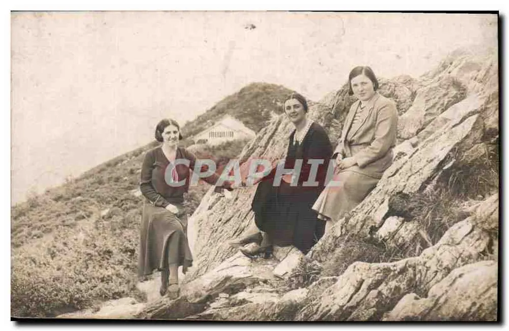 Três mulheres sentadas em uma rocha — paisagem montanhosa — editor não identificado - Frente