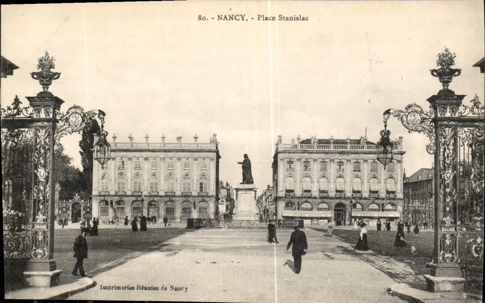 NANCY - Place Stanislas — vista da praça com a estátua e os edifícios — Imprimeries Réunies de Nancy, n°80 - Frente