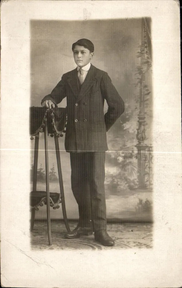 Jovem menino com traje — estúdio fotográfico — Carte postale - Frente