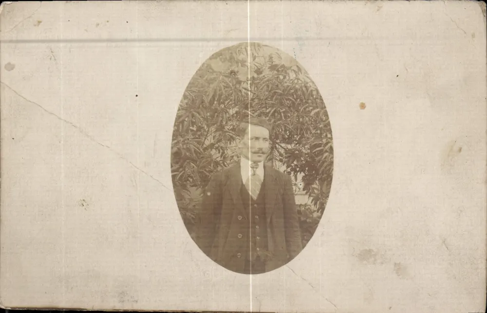 Retrato de um homem com bigode — fundo vegetal — carta postal - Frente