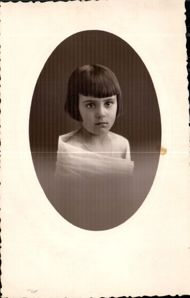 Menina com 5 anos — Fafournoux & Gazautets, Montceau-les-Mines - Frente